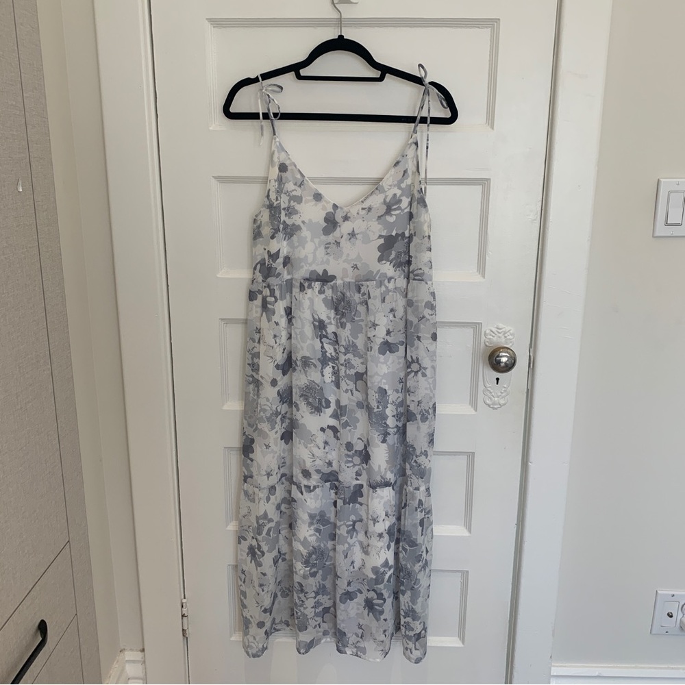 Park & Fifth flowy grey floral dress with shoulder ties, size M